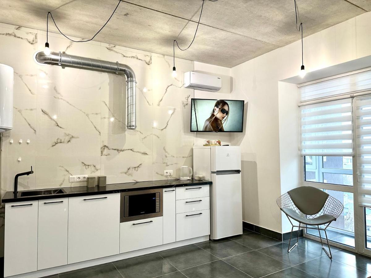 Designer Apartments In The City Center Rivne Exterior photo